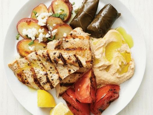 Foto meze grego com peru e legumes grelhados