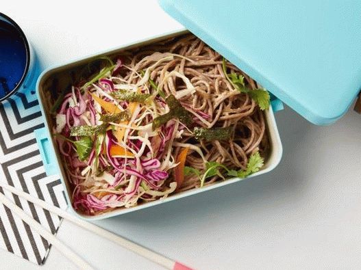 Foto macarrão de trigo sarraceno e salada de couve para lancheira