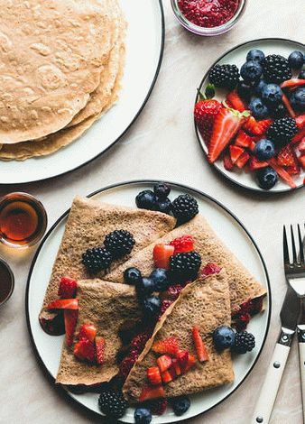 Foto panquecas de trigo sarraceno com molho de quinoa e berry