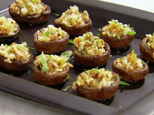 Bonés de cogumelos com recheio de arroz com gengibre e carne picada