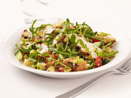 Foto Salada grelhada com molho de frango, rúcula e gaspacho