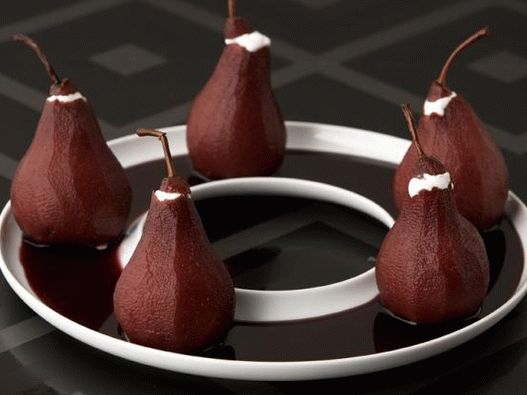 Foto peras cozidas em vinho com recheio de mascarpone