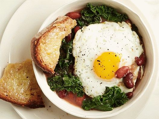 Foto Couve grossa e sopa de couve de feijão com torradas