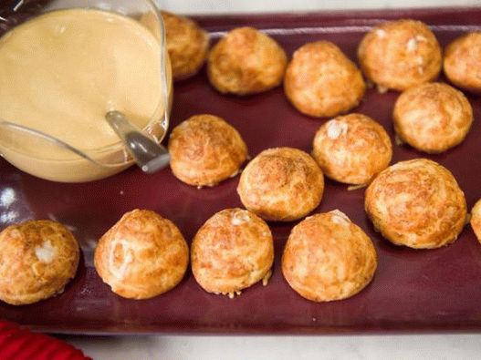 Foto Guzhery com queijo líquido e molho de mostarda
