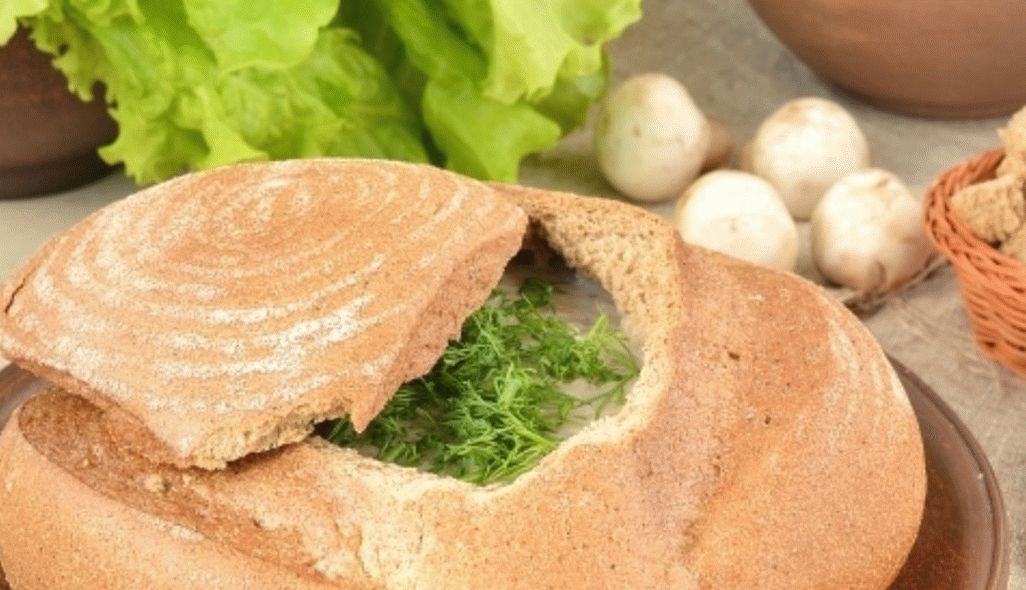 Sopa de pão com cogumelos