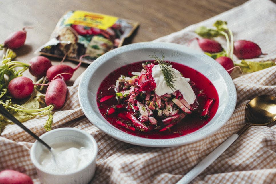 Sopa de beterraba fria
