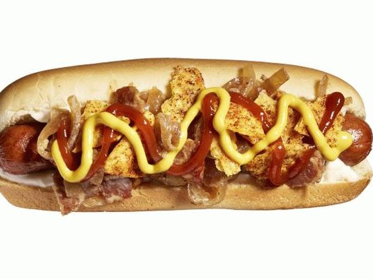 Foto de um cachorro-quente com tempero de pimentão e bacon