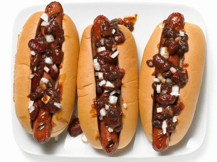 Foto de cachorro-quente com pimenta e salsichas grelhadas