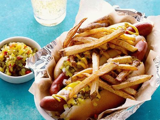 Foto Cachorro-quente de Chicago com legumes em conserva caseiros