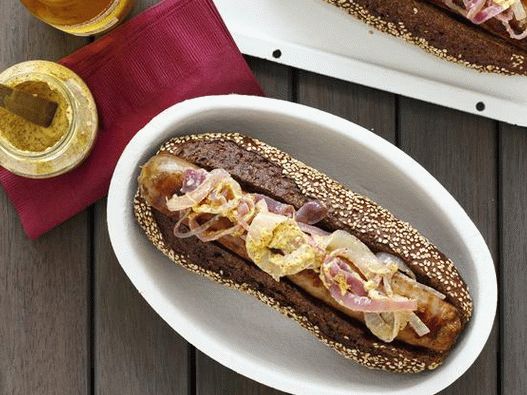 Foto cachorros-quentes com salsichas de carne, queijo Wisconsin grelhado