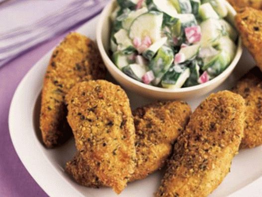 Photo falafel de frango crocante empanado com salada de pepino