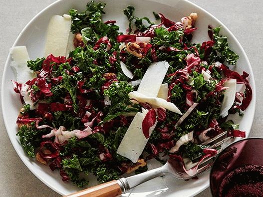 Foto Salada de couve crocante com nozes e queijo