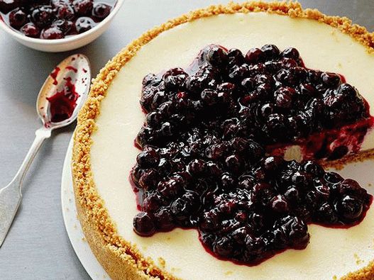 Cheesecake perfeito para fotos com molho de mirtilo