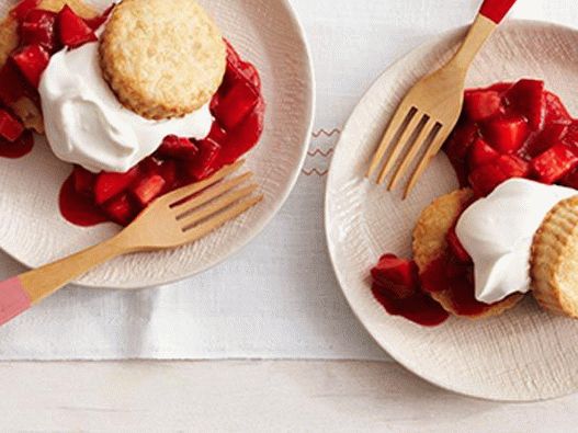 Foto biscoito de gengibre com morangos e creme de manteiga