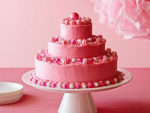 Foto de um bolo de aniversário com cobertura de manteiga rosa brilhante