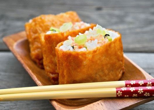 Foto de sushi inari - tofu recheado com legumes e arroz em japonês