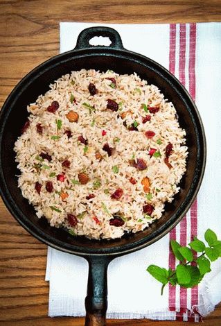 Foto de arroz indiano pilaf com passas
