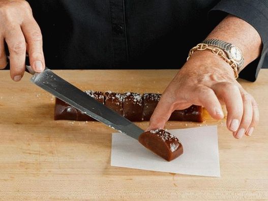 Enrole caramelo em embalagens