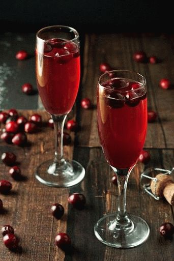 Foto de um Martini espumante espanhol com cranberries