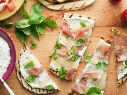 Foto tortilha italiana de piadina com queijo e presunto