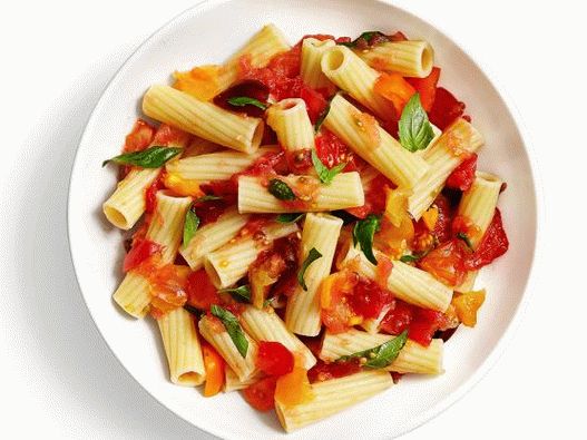 Foto macarrão italiano com manjericão e molho de tomate amassado