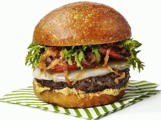 Foto hambúrgueres italianos com tomate assado e cebola caramelizada