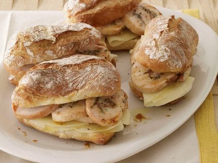 Foto sanduíches italianos com peru e pancetta