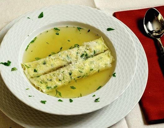 Foto sopa italiana com panquecas