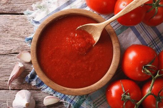 Foto molho de tomate com massa italiana que não requer preparação