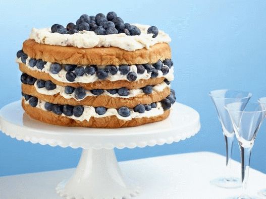 Foto bolo italiano com creme de coco e mirtilos
