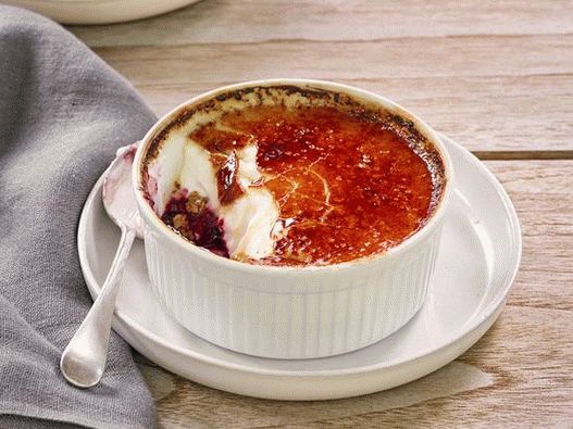 Foto creme de iogurte queimado com frutas e granola