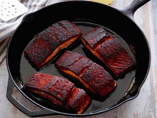 Foto Como cozinhar peixe preto ou salmão frito em especiarias
