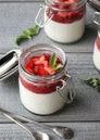 Panna cat pode ser decorado com frutas frescas por cima