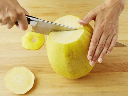 Corte o espaguete de abóbora no comprimento Corte o espaguete de abóbora no comprimento