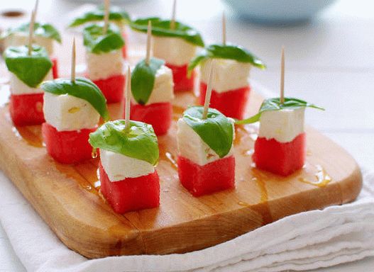 Foto de canapés de melão e queijo feta