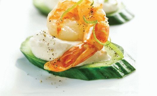 Foto de canapés de pepino com camarão e creme de limão