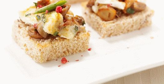 Foto de canapés com cogumelos e queijo brie