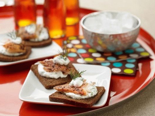 Foto canapés com truta defumada e molho de creme de leite com ervas para dois