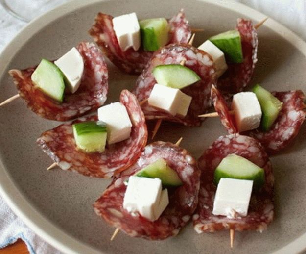 Canapés com salame e queijo feta