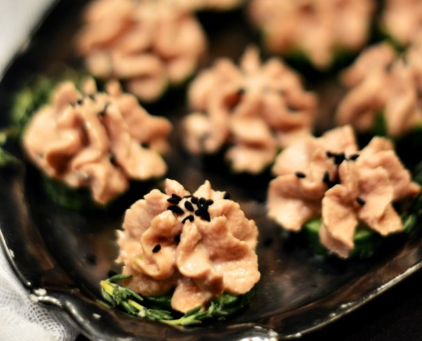 Canapés com atum e pepino