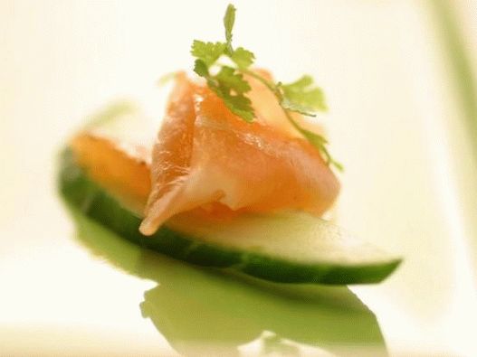 Foto de canapés com salmão salgado com erva-cidreira