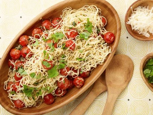 Foto de Capellini com tomate e manjericão