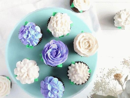 Foto cupcakes com flores creme