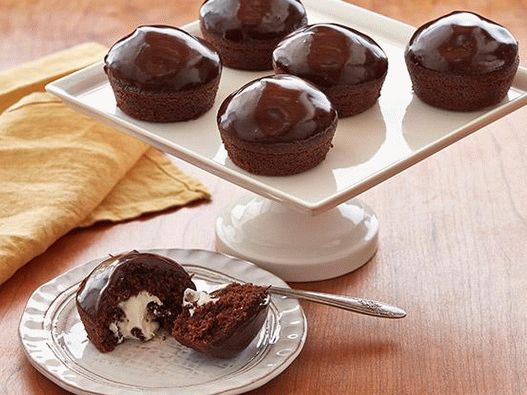 Cupcakes de foto com recheio de creme e cobertura de chocolate