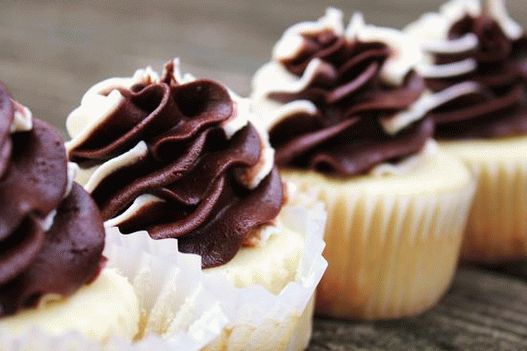 Foto de creme azedo Cupcakes com creme de chocolate