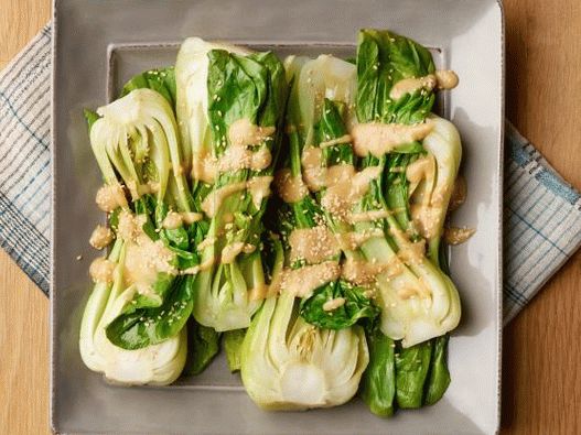 Foto de repolho bok choy em um molho de miso de microondas