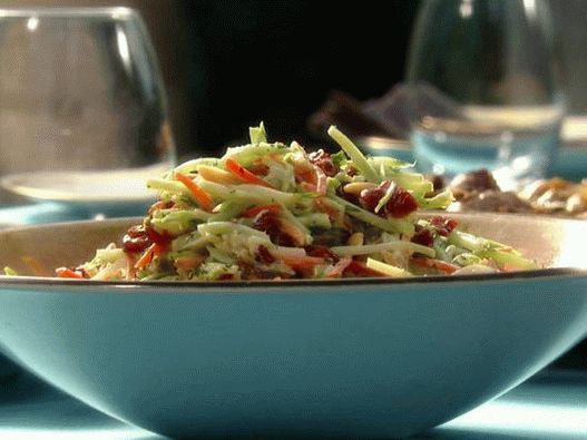 Foto salada de repolho com brócolis e molho raita