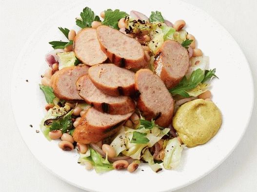 Foto salada de repolho com feijão e linguiça grelhada