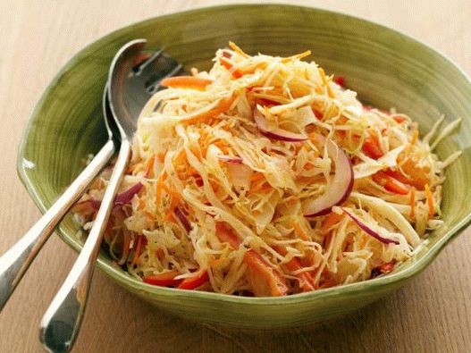 Foto salada de repolho com molho de cominho e vinagrete