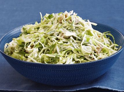 Foto salada de repolho com uvas e nozes